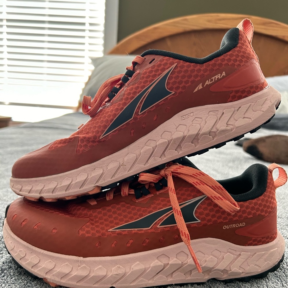 Women’s size 8 Altra Outroad shoe